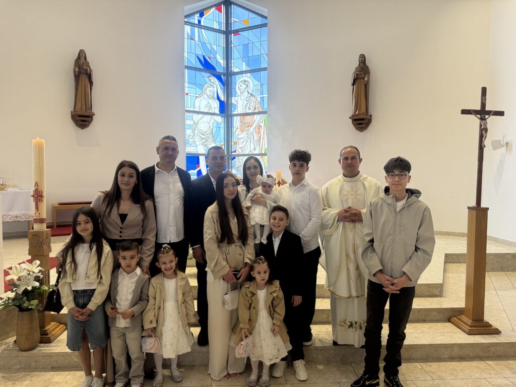 KRŠTENJE ŠESTOG DJETETA IZ OBITELJI MACUKIĆ