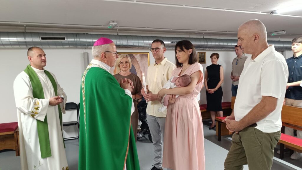 BISKUP GORSKI KRSTIO ŠESTO DIJETE OBITELJI JURIČ